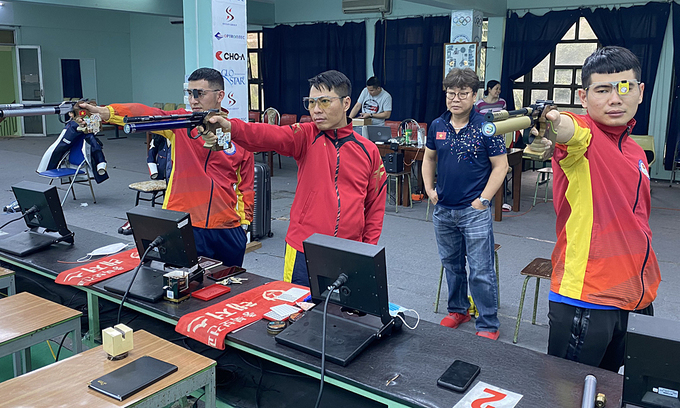 Three Vietnamese shooters who will attend the 2021 International Shooting Sport Federation (ISSF) World Cup train with their advisor Park Chung-gun. Photo by Vietnam News Agency. 3009-tokyo