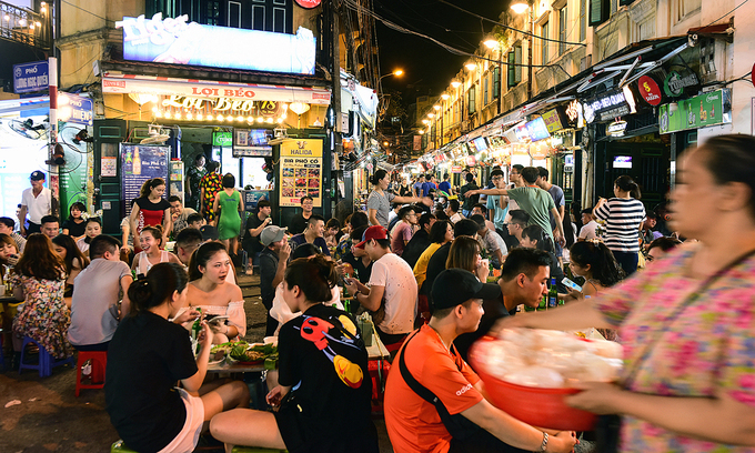Crowds at Hanoi's iconic Ta Hien beer street, September 13, 2020. Photo by VnExpress/Giang Huy. 3203-cafe