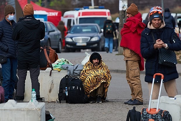 Refugees from Ukraine at the border area of Medyka, Poland, February 28, 2022. (Photo: THX/VNA) Refugees from Ukraine at the border area of Medyka, Poland, February 28, 2022. (Photo: THX/VNA)