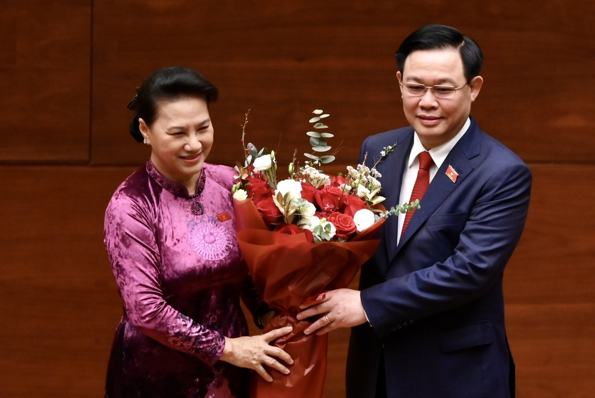 New NA Chairman Vuong Dinh Hue presents flowers as a token of thanks to his predecessor, Nguyen Thi Kim Ngan. Photo: VOV 2402-hue3