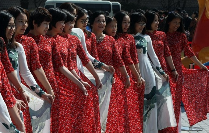 A group of Vietnamese tourists dressed in indigenous “ao dai” gowns poses for a photo in front of the presidential office in Seoul on April 3, 2019. (Yonhap) A group of Vietnamese tourists dressed in indigenous “ao dai” gowns poses for a photo in front of the presidential office in Seoul on April 3, 2019. (Yonhap)