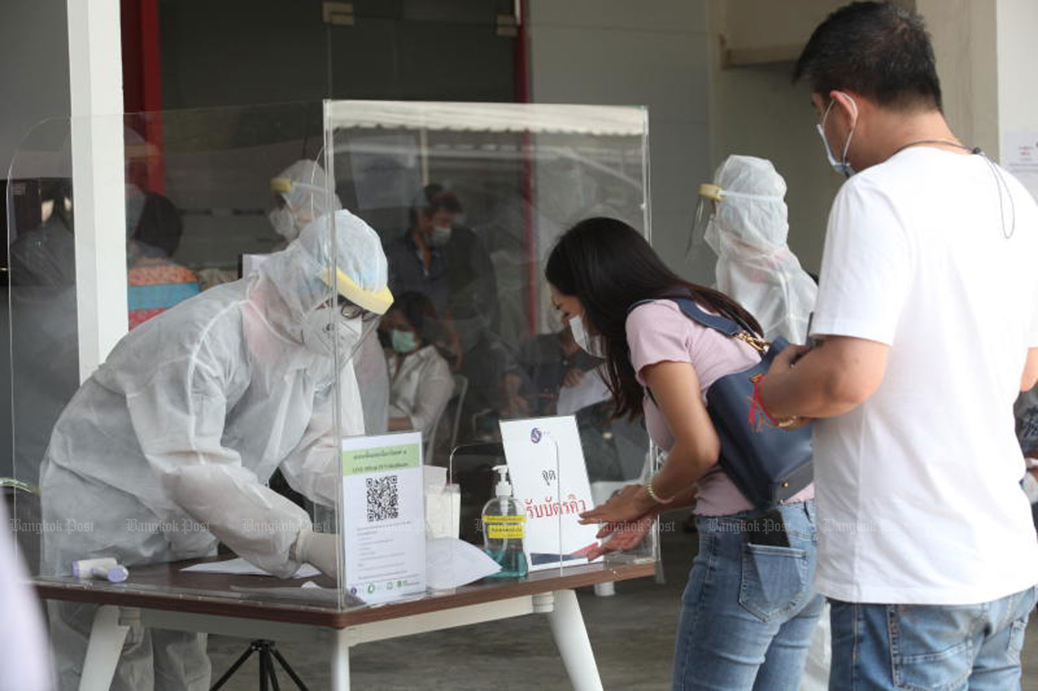 People register for Covid-19 tests at the PCT Co laboratory in Bang Phlat district of Bangkok on Friday. (Photo: Pattarapong Chatpattarasill) People register for Covid-19 tests at the PCT Co laboratory in Bang Phlat district of Bangkok on Friday. (Photo: Pattarapong Chatpattarasill)