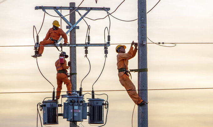 Workers fix electric cables in Bac Lieu Province, southern Vietnam, May 9, 2020. Photo by VnExpress/Nguyet Nhi. Workers fix electric cables in Bac Lieu Province, southern Vietnam, May 9, 2020. Photo by VnExpress/Nguyet Nhi.
