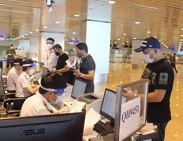 Internaitonal tourists have documents checked at Cam Ranh Airport in south central Khánh Hòa Province. All arrivals in Việt Nam will not have to make health declarations from April 27. — VNA/VNS Photo Internaitonal tourists have documents checked at Cam Ranh Airport in south central Khánh Hòa Province. All arrivals in Việt Nam will not have to make health declarations from April 27. — VNA/VNS Photo