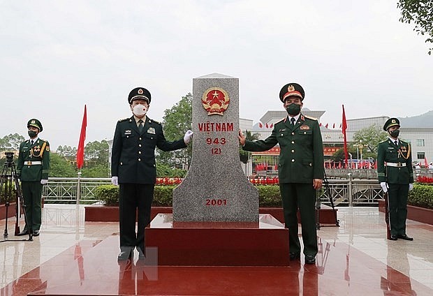 Defence Minister Gen. Phan Van Giang (R) and his Chinese counterpart Sen. Lieut. Gen. Wei Fenghe at Milestone No. 943 (Photo: VNA) Defence Minister Gen. Phan Van Giang (R) and his Chinese counterpart Sen. Lieut. Gen. Wei Fenghe at Milestone No. 943 (Photo: VNA)