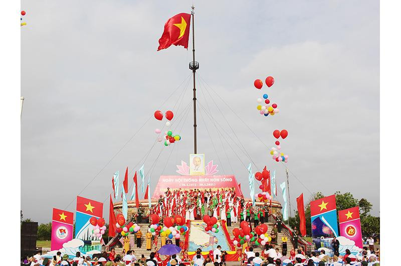 Flag-raising ceremony held in Quang Tri to mark Reunification Day Flag-raising ceremony held in Quang Tri to mark Reunification Day