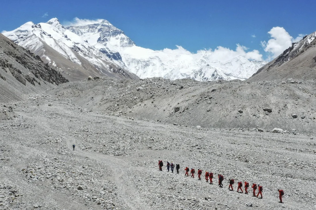 Guides aim to prevent climbers ascending Mount Everest from the Chinese side from mingling at the summit with those on the Nepalese side. Photo: Xinhua Guides aim to prevent climbers ascending Mount Everest from the Chinese side from mingling at the summit with those on the Nepalese side. Photo: Xinhua