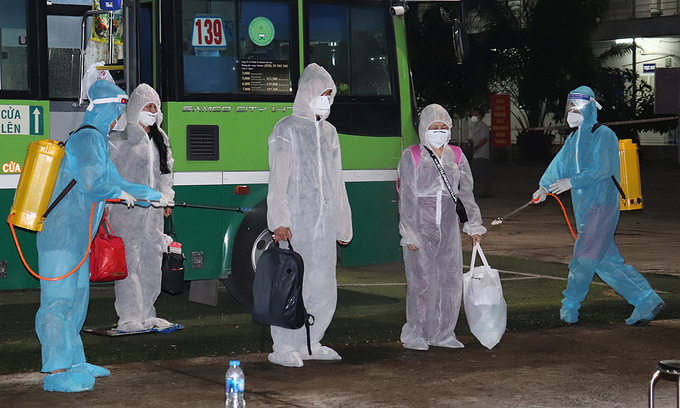 Vietnamese people returning from abroad are disinfected before going into a centralized quarantine facility in Dong Nai Province in 2020. Photo by VnExpress Vietnamese people returning from abroad are disinfected before going into a centralized quarantine facility in Dong Nai Province in 2020. Photo by VnExpress