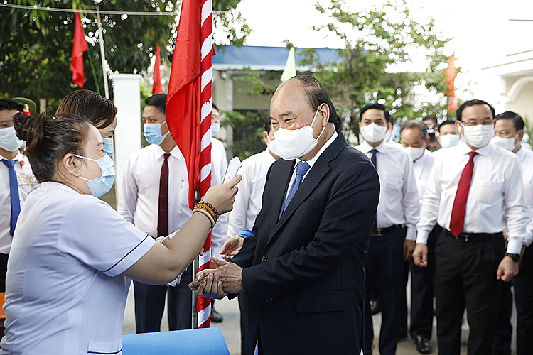President Nguyen Xuan Phuc has his body temperature checked and his hands disinfected prior to the voting process in Cu Chi Town. President Nguyen Xuan Phuc has his body temperature checked and his hands disinfected prior to the voting process in Cu Chi Town.