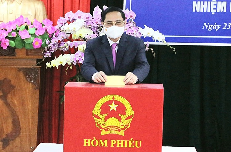 Prime Minister Pham Minh Chinh casts his votes into a ballot box at a polling station in Ninh Kieu District, Cai Khe Ward. Prime Minister Pham Minh Chinh casts his votes into a ballot box at a polling station in Ninh Kieu District, Cai Khe Ward.