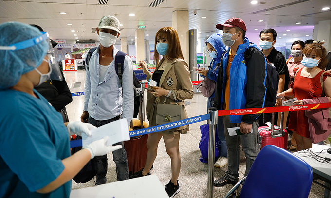 Passengers line up to be tested for Covid-19 at HCMC's Tan Son Nhat Airport in May 2021. Photo by VnExpress/Huu Khoa. Passengers line up to be tested for Covid-19 at HCMC's Tan Son Nhat Airport in May 2021. Photo by VnExpress/Huu Khoa.