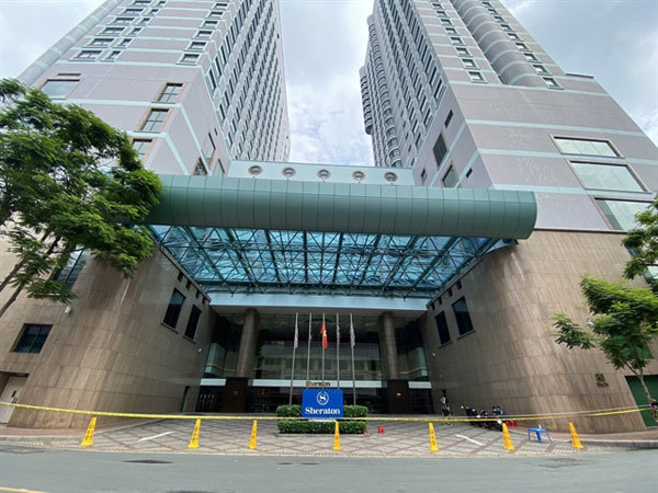 The Sheraton hotel in HCM City, where a chef connected to the newly detected cluster involving a Christian sect is working, was put under lockdown on Thursday morning. — VNA/VNS Photo Thu Huong The Sheraton hotel in HCM City, where a chef connected to the newly detected cluster involving a Christian sect is working, was put under lockdown on Thursday morning. — VNA/VNS Photo Thu Huong