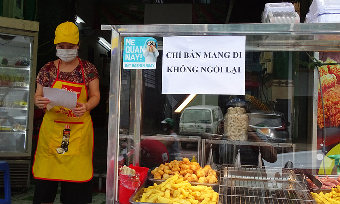 A restaurant in HCMC's Binh Thanh District erects a sign saying it only serves takeaways, May 22, 2021. Photo by VnExpress/Ha An. A restaurant in HCMC's Binh Thanh District erects a sign saying it only serves takeaways, May 22, 2021. Photo by VnExpress/Ha An.
