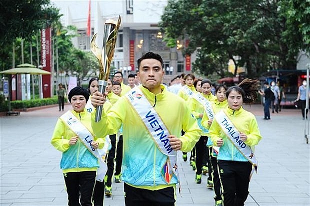 Fencer Vu Thanh An holding the lit torch and other athletes at the SEA Games 31 flame ignition ceremony on May 6. (Photo: VNA) Fencer Vu Thanh An holding the lit torch and other athletes at the SEA Games 31 flame ignition ceremony on May 6. (Photo: VNA)