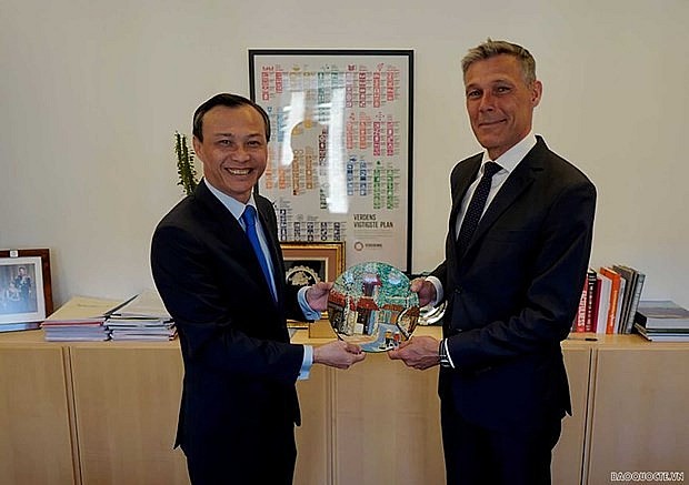 Vietnamese Ambassador Luong Thanh Nghi (L) meets with State Secretary for Trade and Global Sustainability of the Danish Ministry of Foreign Affairs Steen Hommel. (Photo: baoquocte.vn) Vietnamese Ambassador Luong Thanh Nghi (L) meets with State Secretary for Trade and Global Sustainability of the Danish Ministry of Foreign Affairs Steen Hommel. (Photo: baoquocte.vn)