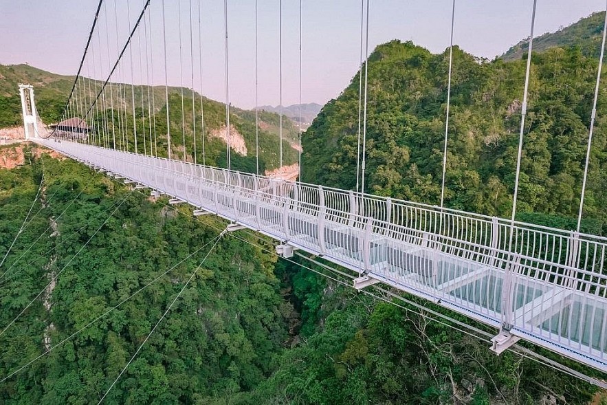 Bach Long bridge has 3 layers of 40mm thick glass. If a glass is broken, it is still capable of withstanding a force of 5 tons. Bach Long bridge has 3 layers of 40mm thick glass. If a glass is broken, it is still capable of withstanding a force of 5 tons.
