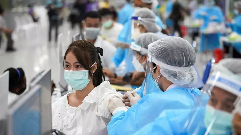 A woman receives China's Sinovac Covid-19 jab at the Central Vaccination Centre, inside the Bang Sue Grand Station, in Bangkok, Thailand, May 24, 2021. © Athit Perawongmetha, Reuters A woman receives China's Sinovac Covid-19 jab at the Central Vaccination Centre, inside the Bang Sue Grand Station, in Bangkok, Thailand, May 24, 2021. © Athit Perawongmetha, Reuters