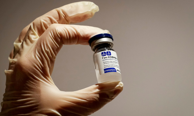 A medical specialist holds a vial of the Sputnik V vaccine against the coronavirus in a department store in Moscow, Russia, January 18, 2021. Photo by Reuters. A medical specialist holds a vial of the Sputnik V vaccine against the coronavirus in a department store in Moscow, Russia, January 18, 2021. Photo by Reuters.