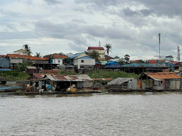 Floating houses on the Tonle Sap River in Phnom Penh. — Photo courtesy of Vũ Quang Minh, Ambassador of Việt Nam to Cambodia Floating houses on the Tonle Sap River in Phnom Penh. — Photo courtesy of Vũ Quang Minh, Ambassador of Việt Nam to Cambodia