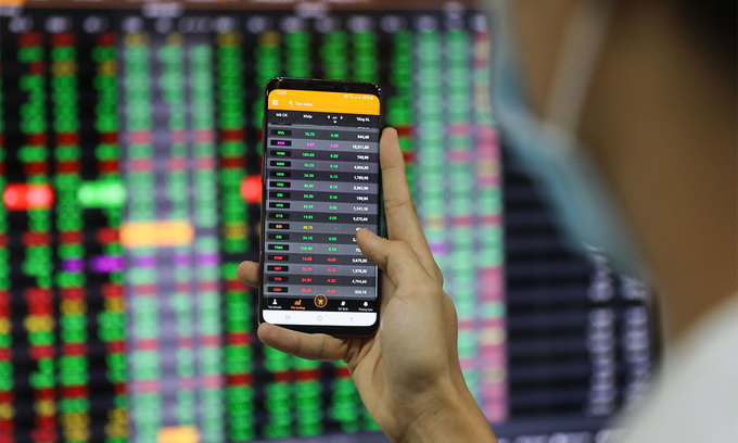 An investor looks at stock prices on a smartphone at a brokerage in Ho Chi Minh City. Photo by VnExpress