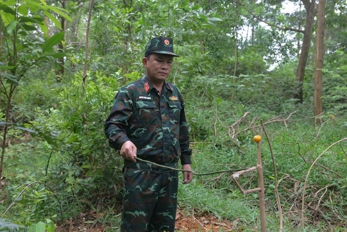 Trainees are taught how to lay traps in the forest. Trainees are taught how to lay traps in the forest.