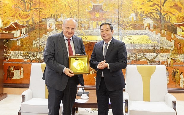 Vice Chairman of the Hanoi People’s Committee Le Hong Son (right) presents a souvenir to Austrian Ambassador to Vietnam Hans-Peter Glanzer on April 8. (Photo: hanoimoi.com.vn) Vice Chairman of the Hanoi People’s Committee Le Hong Son (right) presents a souvenir to Austrian Ambassador to Vietnam Hans-Peter Glanzer on April 8. (Photo: hanoimoi.com.vn)