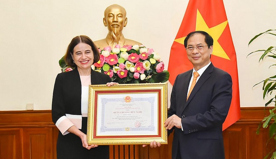 Foreign Minister Bui Thanh Son (R) presents Vietnam's Friendship Order to Ambassador Robyn Mudie in Hanoi on June 10. (Photo: baoquocte.vn). Foreign Minister Bui Thanh Son (R) presents Vietnam's Friendship Order to Ambassador Robyn Mudie in Hanoi on June 10. (Photo: baoquocte.vn).