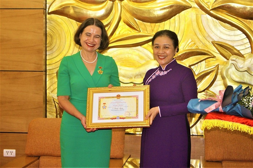 VUFO President Ambassador Nguyen Phuong Nga (R) presents the “For peace and friendship among nations” insignia to outgoing Australian Ambassador to Vietnam Robyn Mudie. Photo: VNT VUFO President Ambassador Nguyen Phuong Nga (R) presents the “For peace and friendship among nations” insignia to outgoing Australian Ambassador to Vietnam Robyn Mudie. Photo: VNT