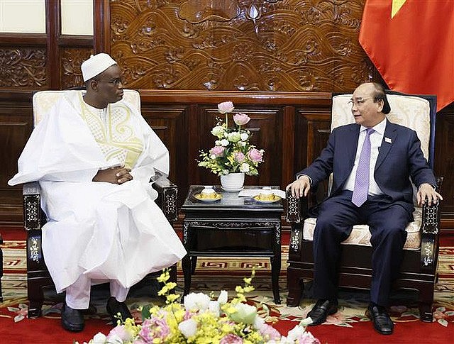 President Nguyen Xuan Phuc (right) and Senegalese Ambassador Abdoulaye Barro. (Photo: VNA) President Nguyen Xuan Phuc (right) and Senegalese Ambassador Abdoulaye Barro. (Photo: VNA)