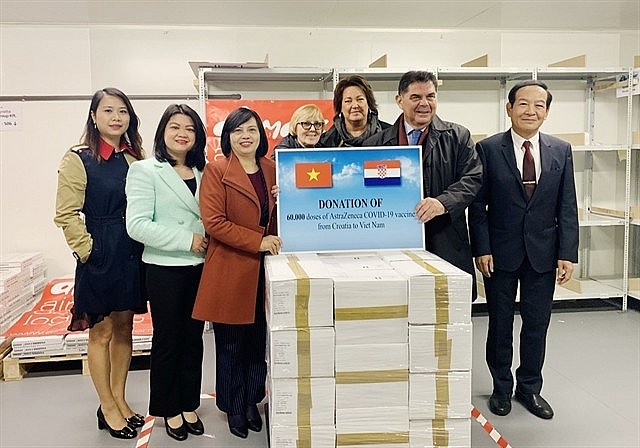 Croatian Ambassador to Hungary Mladen Andrlić (second from right) presents donation of COVID-19 vaccines to Vietnamese Ambassador to Hungary Nguyễn Thị Bích Thảo (third from left). — VNA/VNS Photo Croatian Ambassador to Hungary Mladen Andrlić (second from right) presents donation of COVID-19 vaccines to Vietnamese Ambassador to Hungary Nguyễn Thị Bích Thảo (third from left). — VNA/VNS Photo