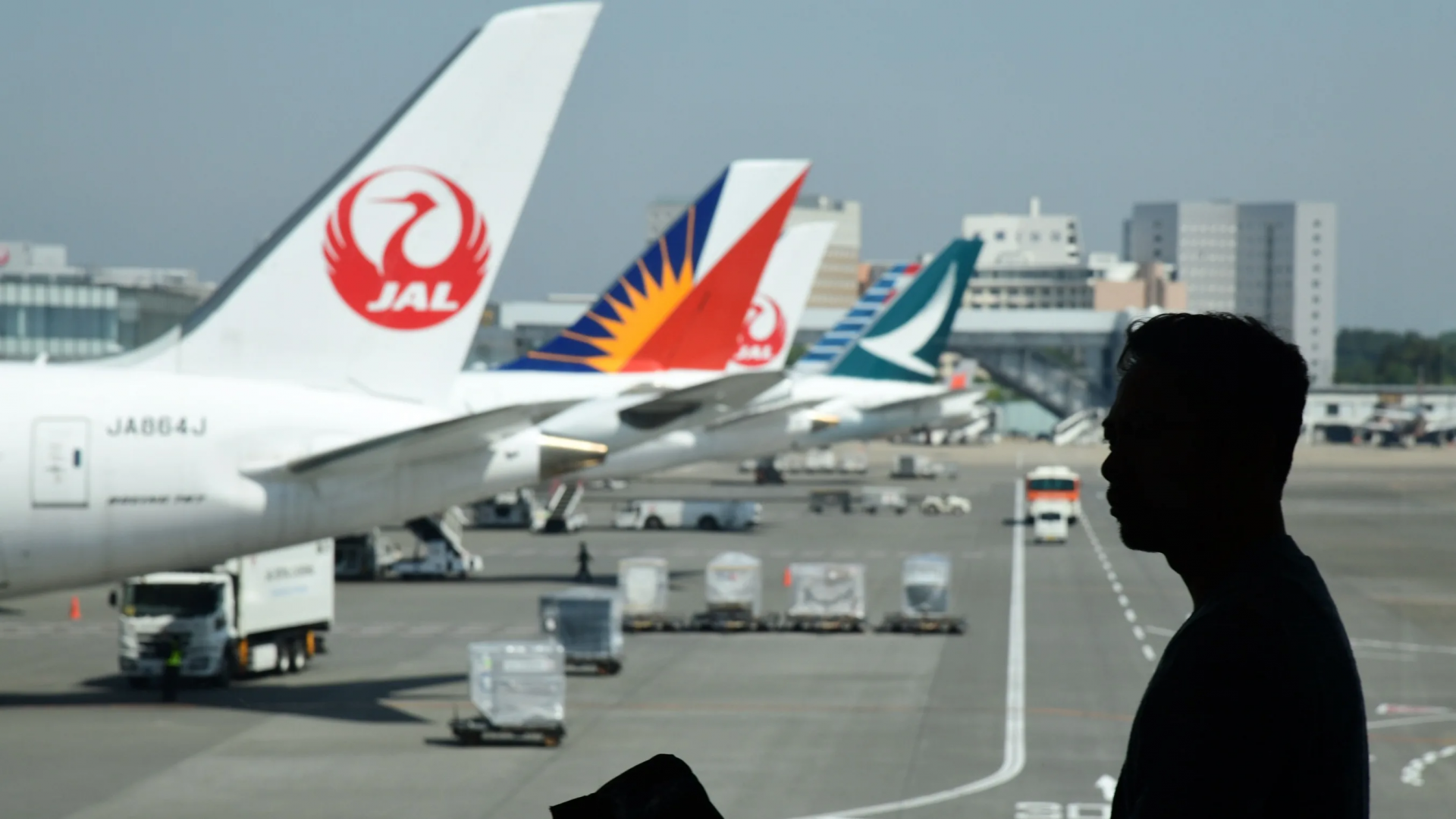 Tokyo plans to progressively ease entry bans for employees of foreign companies in Japan and overseas students who have a status of residence. 5455 tokyo