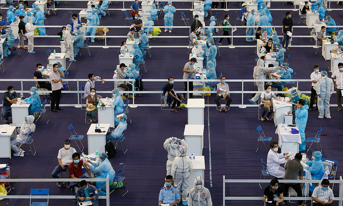 People get Covid-19 vaccine shots at Phu Tho Stadium in District 11, HCMC, June 24, 2021. Photo by VnExpress