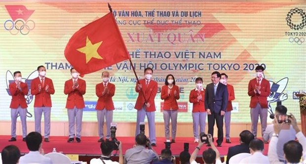 A member of the Vietnamese sports delegation holds the national flag handed over by Deputy Prime Minister Pham Binh Minh (front, right) at the send-off ceremony on July 13 (Photo: VNA) A member of the Vietnamese sports delegation holds the national flag handed over by Deputy Prime Minister Pham Binh Minh (front, right) at the send-off ceremony on July 13 (Photo: VNA)