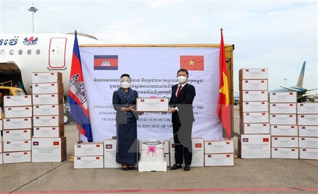 Youk Sambath, Secretary of State under the Cambodian Ministry of Health (left) hands over the aid to Vice Chairman of HCM City People’s Committee Duong Anh Duc (Photo: VNA) Youk Sambath, Secretary of State under the Cambodian Ministry of Health (left) hands over the aid to Vice Chairman of HCM City People’s Committee Duong Anh Duc (Photo: VNA)