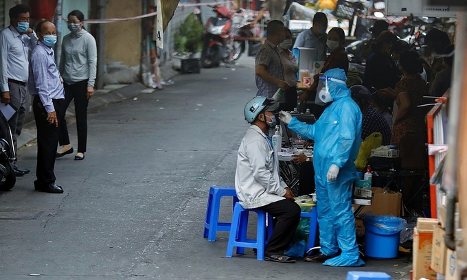People are tested for Covid-19 in a locked down area in Ho Chi Minh City, May 21, 2021. Photo by VnExpress People are tested for Covid-19 in a locked down area in Ho Chi Minh City, May 21, 2021. Photo by VnExpress