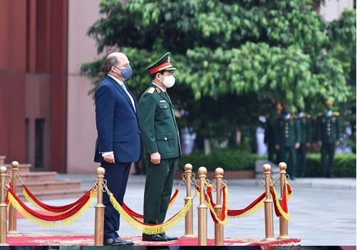 Vietnamese Defense Minister General Phan Van Giang and U.K. Secretary of State for Defense Robert Ben Lobban Wallace at the reception Vietnamese Defense Minister General Phan Van Giang and U.K. Secretary of State for Defense Robert Ben Lobban Wallace at the reception