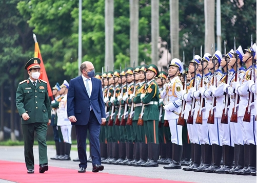 Vietnamese Defense Minister and U.K. Secretary of State for Defense review Guards-of-Honor of the Vietnam People’s Army. Vietnamese Defense Minister and U.K. Secretary of State for Defense review Guards-of-Honor of the Vietnam People’s Army.