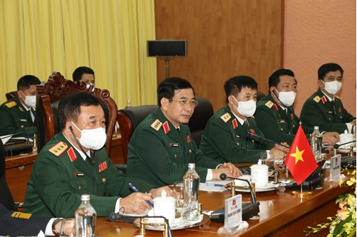 Vietnamese Defense Minister General Phan Van Giang (2nd from left) at the talks Vietnamese Defense Minister General Phan Van Giang (2nd from left) at the talks