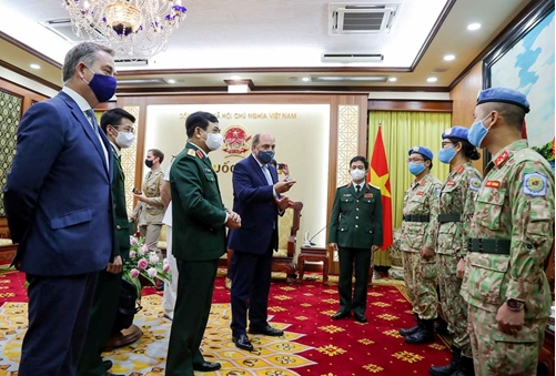 U.K. Secretary of State for Defense Robert Ben Lobban Wallace talking with Vietnamese officers returning from U.N. peacekeeping missions U.K. Secretary of State for Defense Robert Ben Lobban Wallace talking with Vietnamese officers returning from U.N. peacekeeping missions