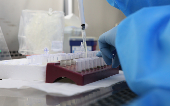 A medical worker performs Covid-19 test at a laboratory in Nghe An Province, central Vietnam, April 2020. Photo: VnExpress 5713 test