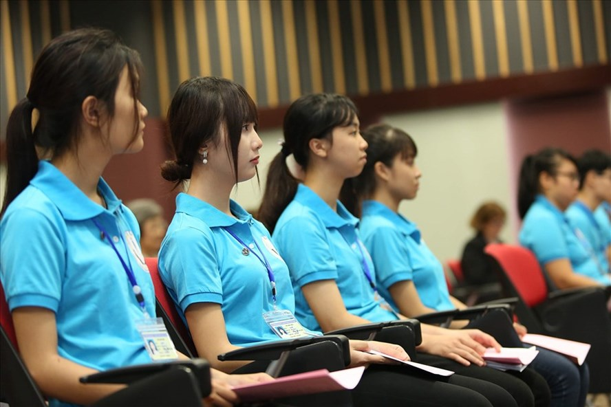 Photo: Lao dong (Labour) 5043 nurses