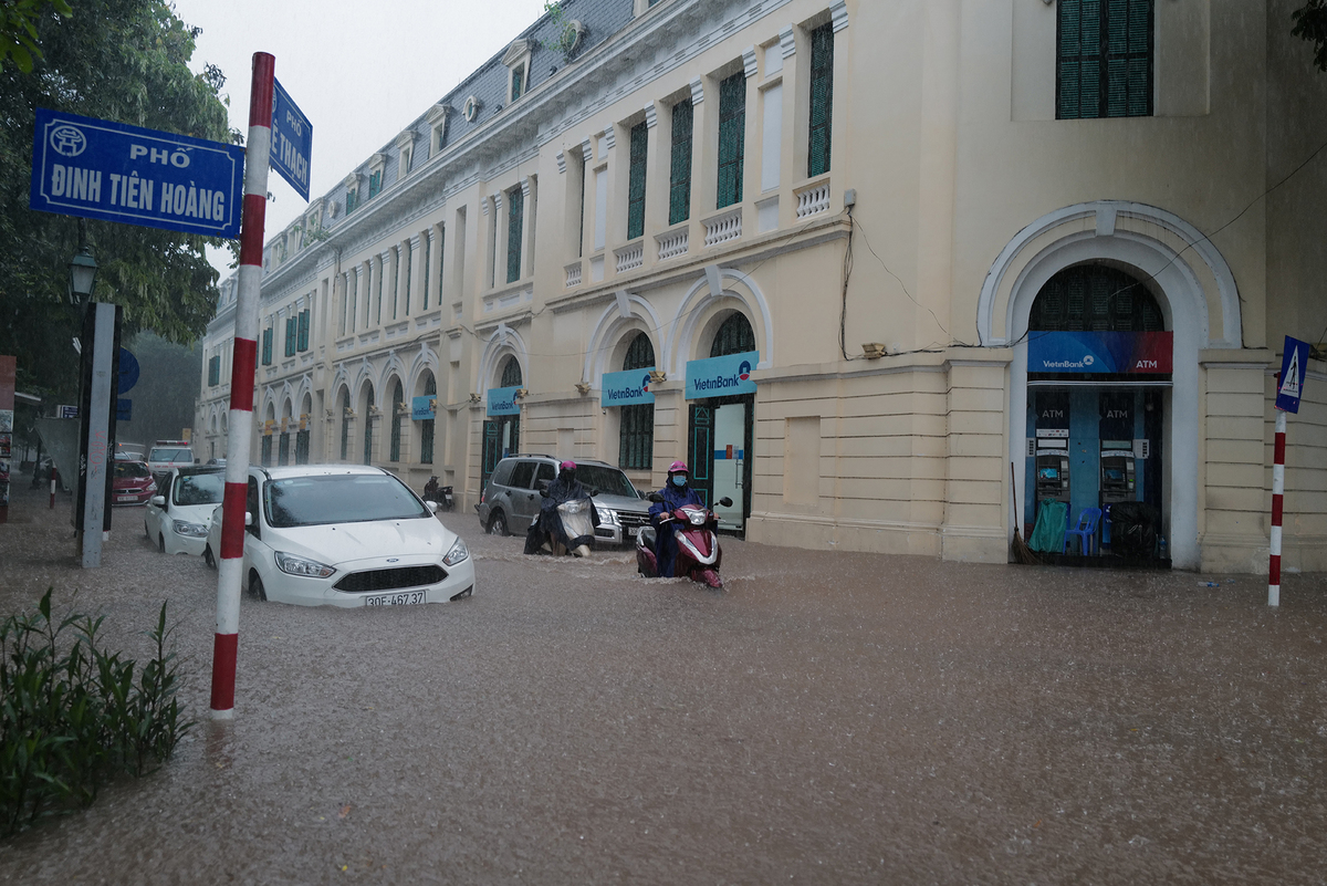 The heavy rain lasted for hours in most of central Hanoi. Photo: VnExpress 1657 rain 2