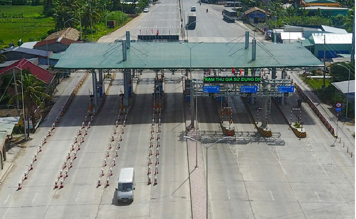 A vehicle passes through a toll booth in Cai Lay District, southern Tien Giang Province. Photo by VnExpress/Quynh Tran. 0250 ppp