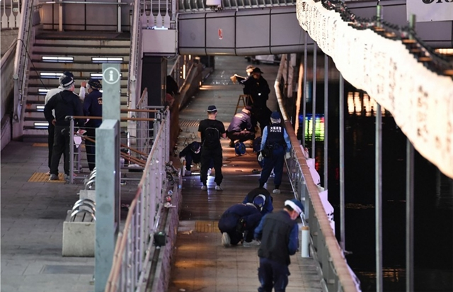 Police in Osaka, Japan examine a bridge in the Namba Parks area where a Vietnamese student was pushed into the Dotonbori River underneath and died on Monday. — Mainichi/VNA Photo Police in Osaka, Japan examine a bridge in the Namba Parks area where a Vietnamese student was pushed into the Dotonbori River underneath and died on Monday. — Mainichi/VNA Photo