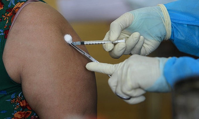 A medical staff vaccinates a person in Ho Chi Minh City on August 15, 2021. Photo by VnExpress/Thanh Nguyen A medical staff vaccinates a person in Ho Chi Minh City on August 15, 2021. Photo by VnExpress/Thanh Nguyen