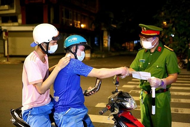 Police in HCM City check people on the streets after 6pm on July 26, the day the night-time restriction took effect, and fine them for flouting night-time lockdown rules. VNA/VNS.Photo Thành Chung Police in HCM City check people on the streets after 6pm on July 26, the day the night-time restriction took effect, and fine them for flouting night-time lockdown rules. VNA/VNS.Photo Thành Chung