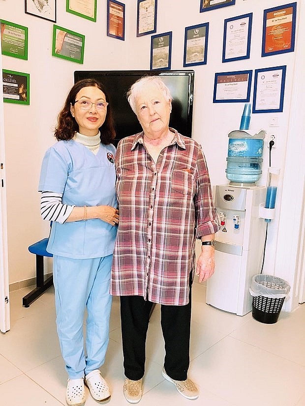Dr. Oanh and a female patient with breast cancer treated with the catgut embedding method since 1990 (Photo courtesy of Dr. Le Thuy Oanh) Dr. Oanh and a female patient with breast cancer treated with the catgut embedding method since 1990 (Photo courtesy of Dr. Le Thuy Oanh)