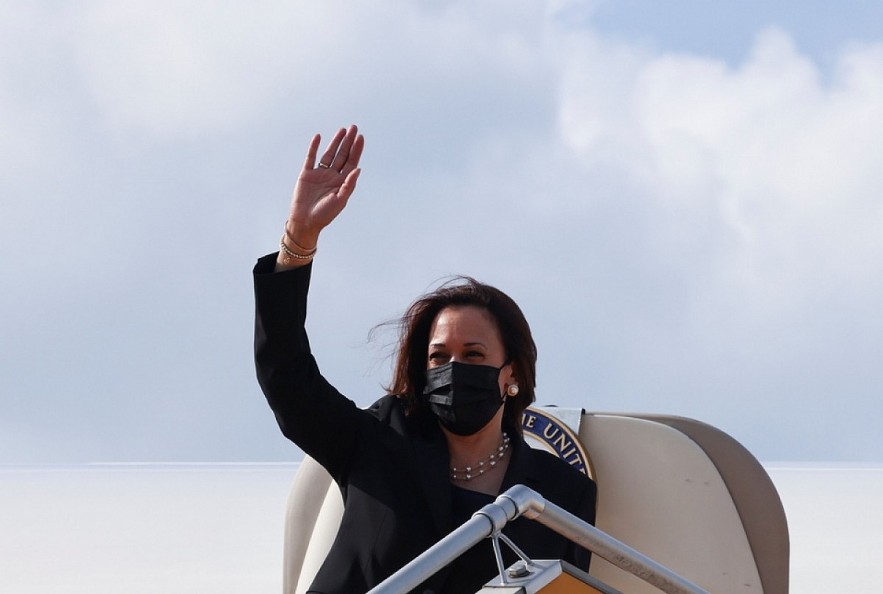 VP Kamala Harris waives her hand before boarding Air Force Two to leave Vietnam. (Photo: Reuters). VP Kamala Harris waives her hand before boarding Air Force Two to leave Vietnam. (Photo: Reuters).