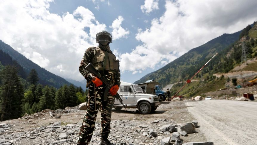 An Indian troop stands guard near the highly contested border with China.(Reuters: Danish Ismail) 5016 soldier