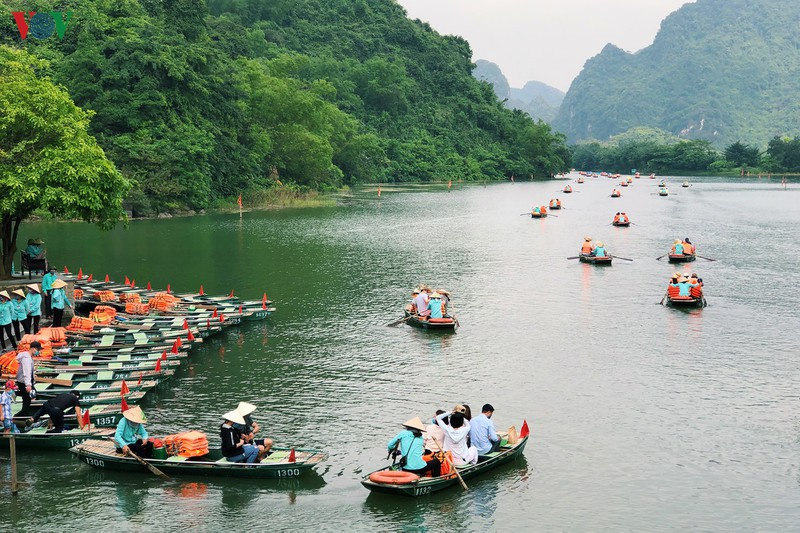 Tourists at Trang An complex in northern Ninh Binh province. Photo: http://vietnamtourism.gov.vn 4733 tourism
